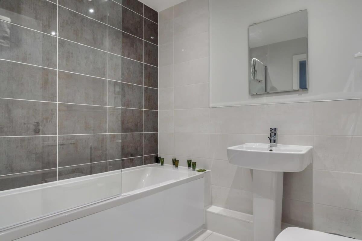 Lovely Riverside 2 Bed Apartment Leeds  Extérieur photo